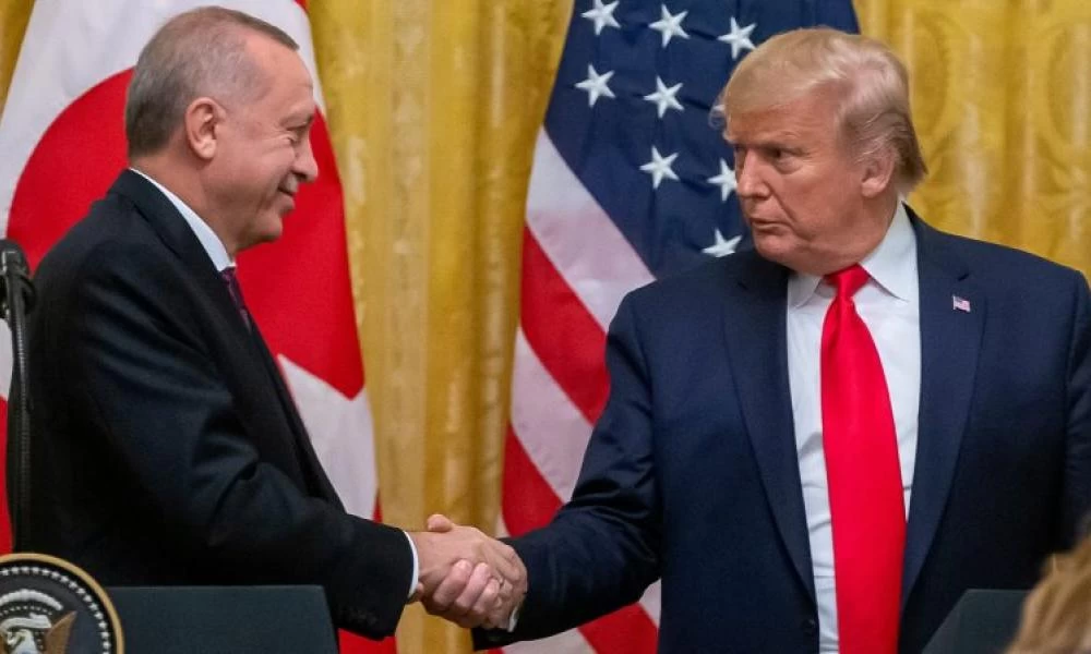 Έριξε ''ρουκέτα'' δυτικό ΜΜΕ: ''Ο Ερντογάν αμόλησε χιλιάδες μετανάστες μετά το πράσινο φως του Τραμπ''